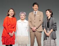 　爆笑しながら撮影に応じる（左から）あめくみちこ、泉ピン子、佐藤隆太、星野真里