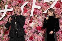 　笑顔を見せる佐久間大介（左）と北川景子（撮影・佐々木彰尚）