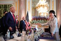 　会談に臨む高市首相（右）とトランプ米大統領＝２８日（ゲッティ＝共同）