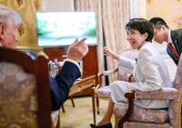 　ホワイトハウスのＸ（旧ツイッター）に投稿された、高市首相（右）とトランプ米大統領が米大リーグ・ワールドシリーズの試合中継を視聴する写真＝２８日