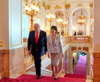 　トランプ米大統領（左）を出迎え、会談に向かう高市首相＝２８日（ＡＰ＝共同）