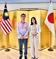 　四方敬之駐マレーシア日本国特命全権大使（左）と優木まおみ