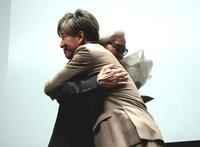 　東京国際映画祭の特別功労賞を受賞した山田洋次監督とハグする木村拓哉