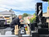 　五代目三遊亭円楽さんの墓前で手を合わせる三遊亭好楽