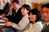 　トランプ米大統領と会談する高市首相（中央）＝２８日（ＡＰ＝共同）