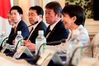 　トランプ米大統領と会談する高市首相（右端）＝２８日（ロイター＝共同）