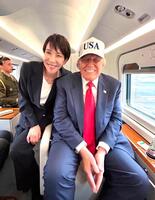 　高市首相のＸ（旧ツイッター）に投稿された、トランプ米大統領と「マリーンワン」の機内で笑顔を見せるツーショット写真