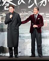 　あいさつする眞栄田郷敦（左）に前に出るよう促す舘ひろし（撮影・持木克友）