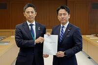 　秋田県の鈴木健太知事（左）から要望書を手渡された小泉防衛相＝２８日