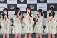 　ＭＣで思いを伝えるＲａｉｎ　Ｔｒｅｅの綾瀬ことり（中央）ら　©ＯＶＥＲＳＥ／ＫＩＮＧ　ＲＥＣＯＲＤＳ
