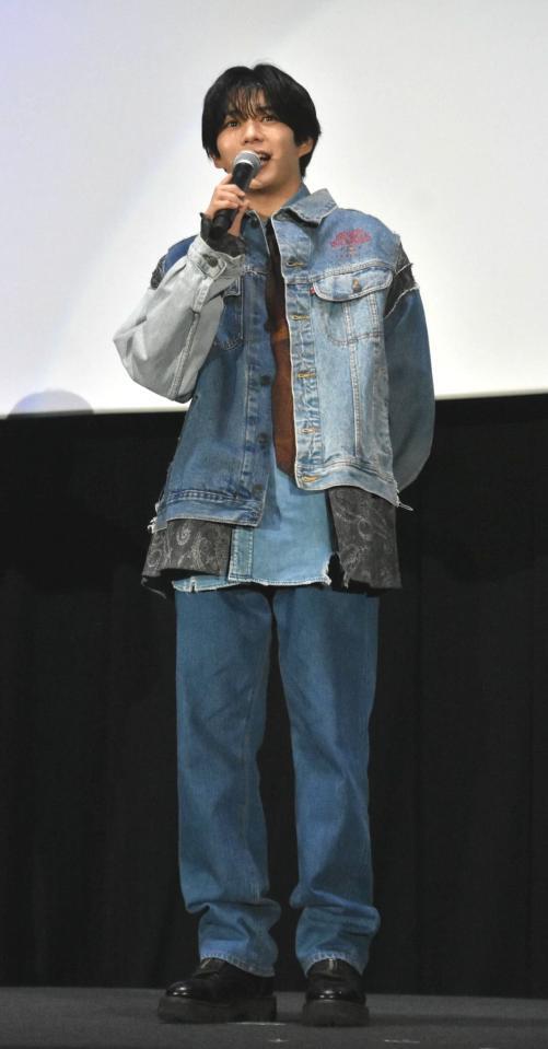 　舞台あいさつに立ったなにわ男子・長尾謙杜