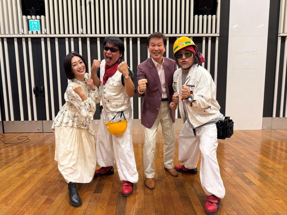 　感激の共演を果たした（左から）酒井法子、ＴあんどＴ・Ｔｏｓｈｉ君、森田健作、ＴあんどＴ・Ｔｏｊｉ君