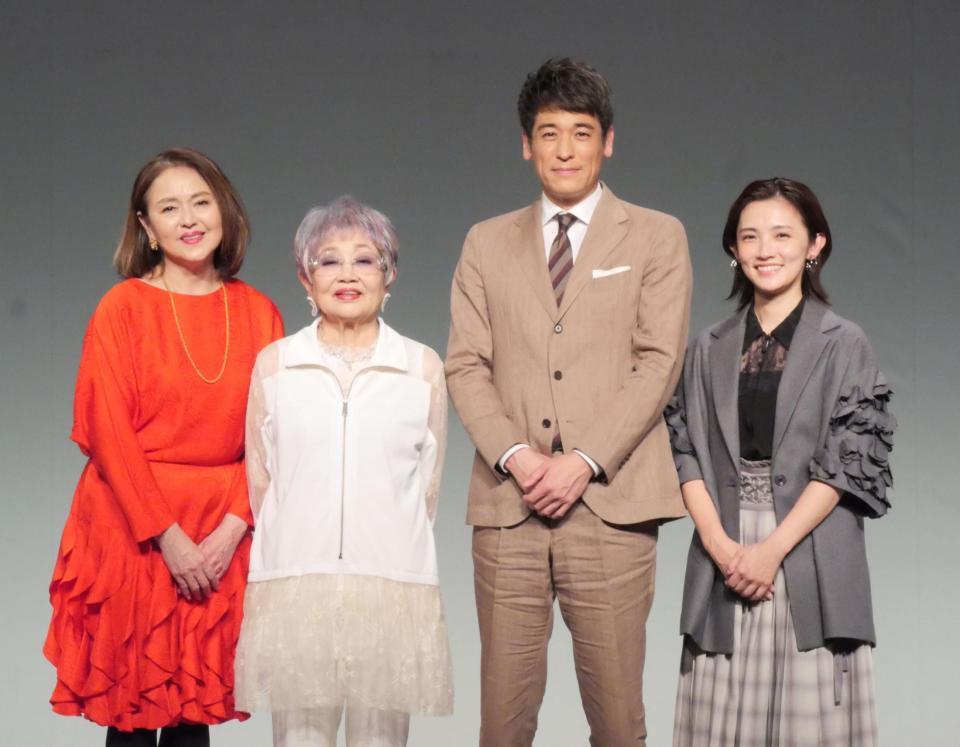 　会見に出席した（左から）あめくみちこ、泉ピン子、佐藤隆太、星野真里