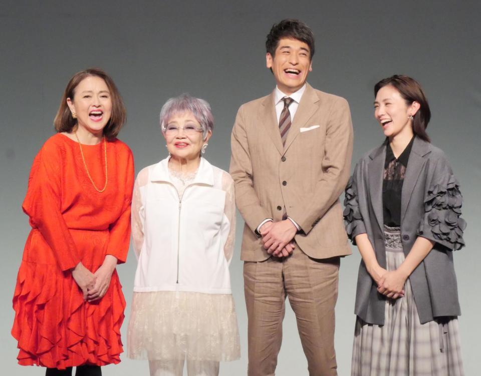 　爆笑しながら撮影に応じる（左から）あめくみちこ、泉ピン子、佐藤隆太、星野真里
