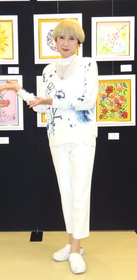 　自身の絵画を背に笑顔をみせる秋野暢子