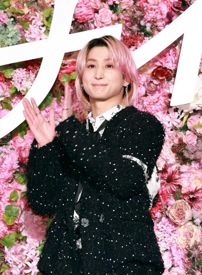 　拍手をする佐久間大介（撮影・佐々木彰尚）