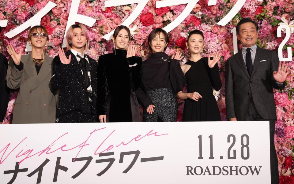 　手を振る（左から）渋谷龍太、佐久間大介、北川景子、森田望智、田中麗奈、光石研（撮影・佐々木彰尚）