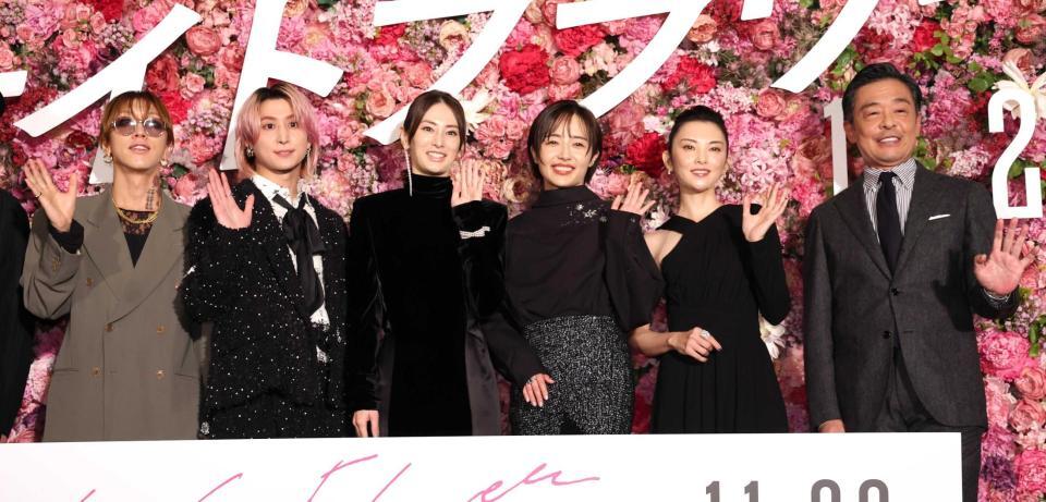 　手を振る（左から）渋谷龍太、佐久間大介、北川景子、森田望智、田中麗奈、光石研（撮影・佐々木彰尚）