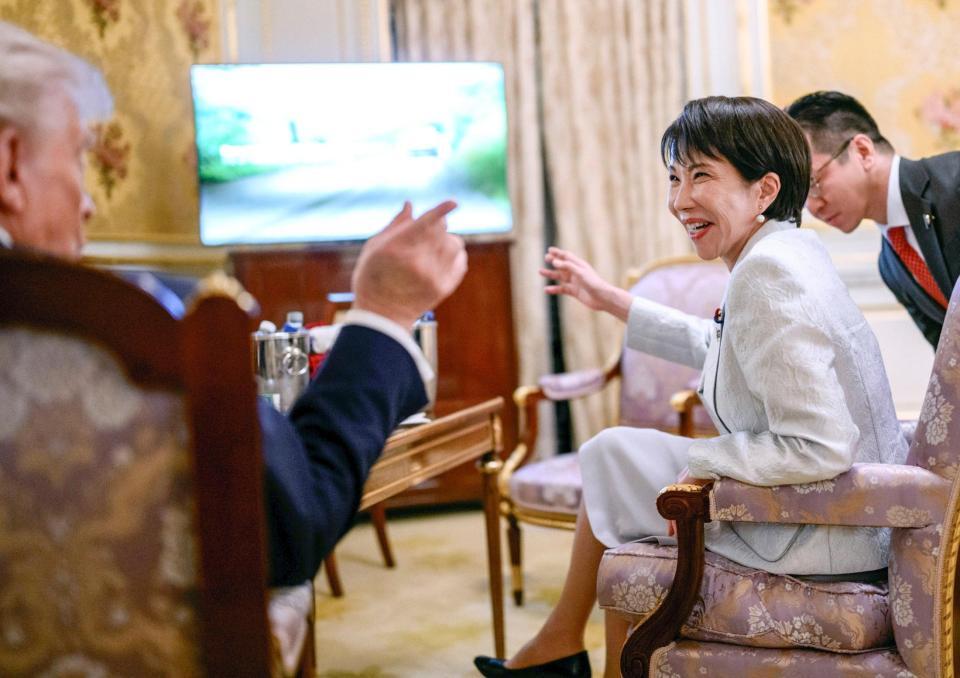 　ホワイトハウスのＸ（旧ツイッター）に投稿された、高市首相（右）とトランプ米大統領が米大リーグ・ワールドシリーズの試合中継を視聴する写真＝２８日