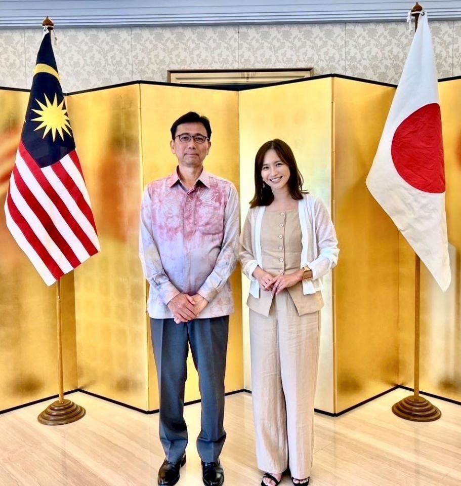 　四方敬之駐マレーシア日本国特命全権大使（左）と優木まおみ