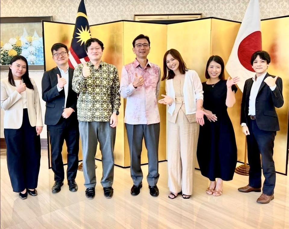 　四方敬之駐マレーシア日本国特命全権大使（中央左）ら大使館スタッフとともに笑顔で撮影に応じた優木まおみ