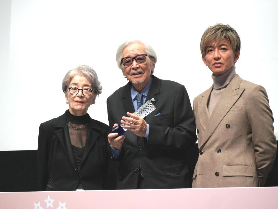 　東京国際映画祭の特別功労賞を受賞した山田洋次監督（中央）とそれを祝福する倍賞千恵子（左）と木村拓哉