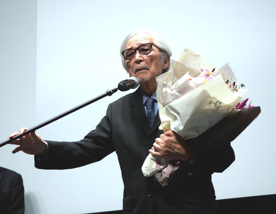 　東京国際映画祭の特別功労賞を受賞してスピーチする山田洋次監督