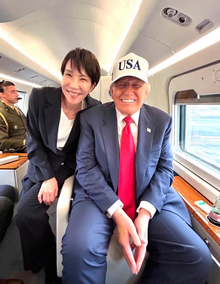 　高市首相のＸ（旧ツイッター）に投稿された、トランプ米大統領と「マリーンワン」の機内で笑顔を見せるツーショット写真