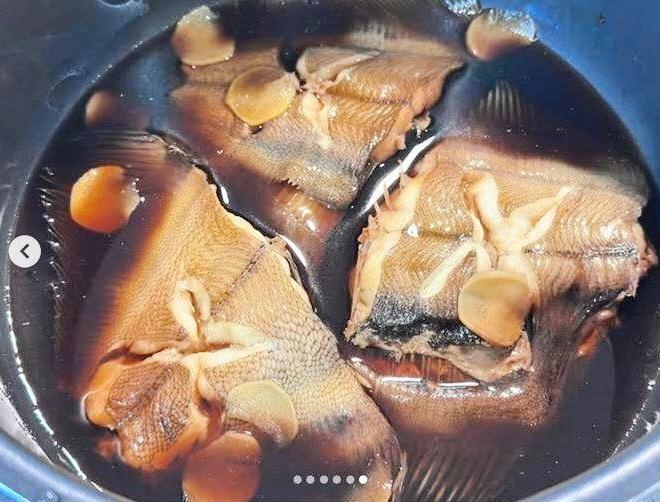 　きちんと下処理したカレイの煮つけ。石川梨華のインスタグラム＠ｒｉｋａ＿ｉｓｈｉｋａｗａ＿ｏｆｆｉｃｉａｌより