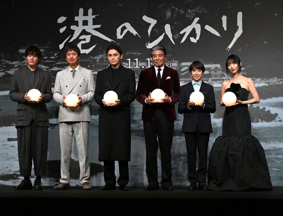 　ほのかに光る球を手に写真に納まる（左から）藤井道人監督、椎名桔平、眞栄田郷敦、舘ひろし、尾上眞秀、ＭＥＧＵＭＩ（撮影・持木克友）