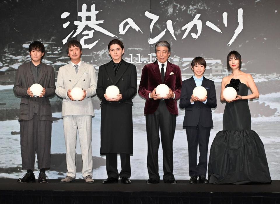 　ほのかに光る球を手に写真に納まる（左から）藤井道人監督、椎名桔平、眞栄田郷敦、舘ひろし、尾上眞秀、ＭＥＧＵＭＩ（撮影・持木克友）