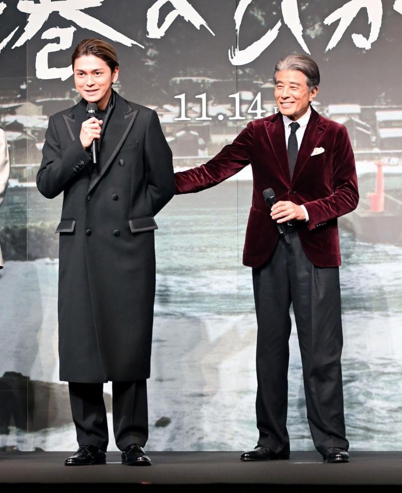 　あいさつする眞栄田郷敦（左）に前に出るよう促す舘ひろし（撮影・持木克友）