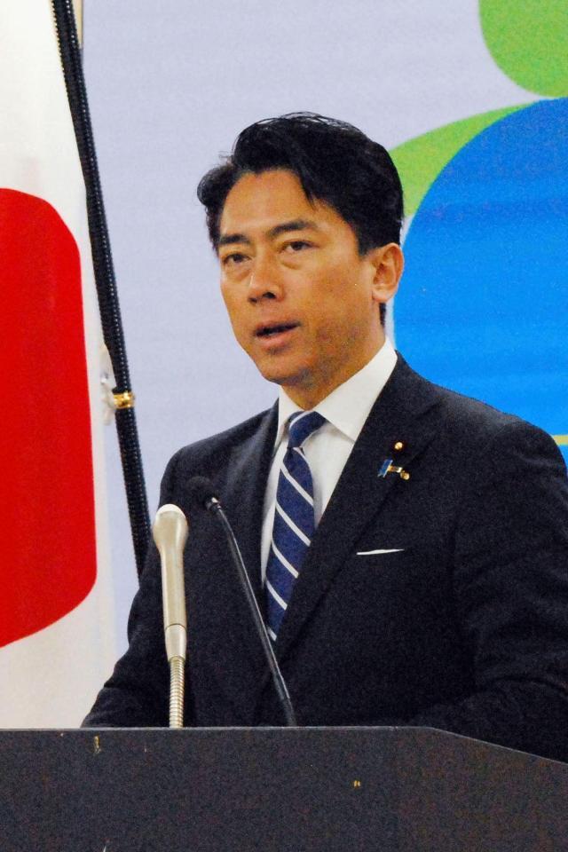 　記者会見する小泉防衛相＝２８日