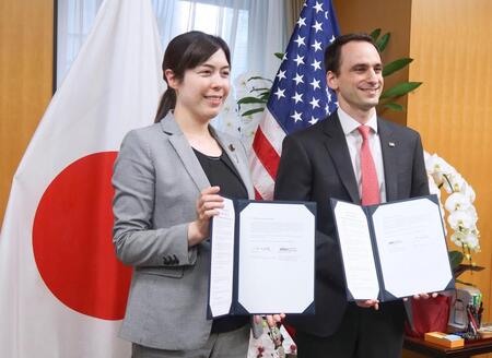 　先端科学７分野での日米協力に関する覚書を手にする、小野田科学技術相（左）と米大統領府科学技術政策局のマイケル・クラツィオス局長