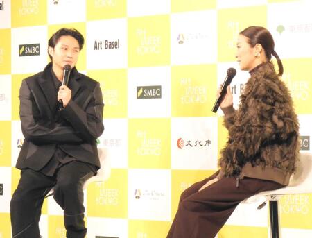 　アート愛を語り合う磯村勇斗（左）と鈴木京香
