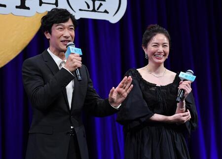 　舞台あいさつを盛り上げる堺雅人（左）と井川遥（撮影・開出牧）