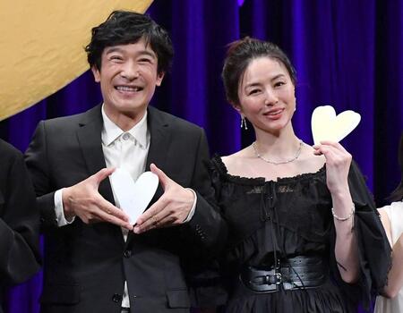 　ステージに舞うウイングハートを手に取り笑顔の堺雅人（左）と井川遥（撮影・開出牧）