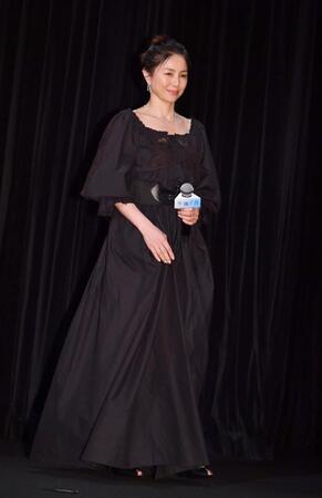 　ブラックドレスで登場した井川遥（撮影・開出牧）