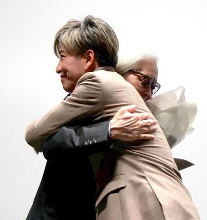 　山田洋次監督をハグする木村拓哉