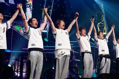 　ステージでパフォーマンスを見せたふぉ～ゆ～