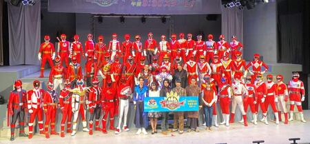 　出演するキャストを囲む歴代レッド＝１月２４日