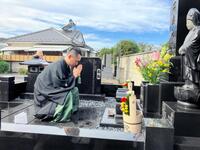 　五代目三遊亭円楽さんの墓前で手を合わせる七代目三遊亭円楽