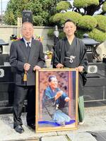 　五代目三遊亭円楽さんの十七回忌法要に参列した三遊亭好楽（左）、七代目三遊亭円楽