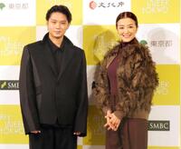 　アート愛を熱弁した磯村勇斗（左）と鈴木京香