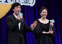 　舞台あいさつを盛り上げる堺雅人（左）と井川遥（撮影・開出牧）