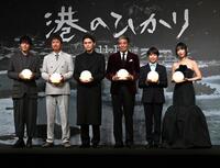 　ほのかに光る球を手に写真に納まる（左から）藤井道人監督、椎名桔平、眞栄田郷敦、舘ひろし、尾上眞秀、ＭＥＧＵＭＩ（撮影・持木克友）