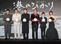 　ほのかに光る球を手に写真に納まる（左から）藤井道人監督、椎名桔平、眞栄田郷敦、舘ひろし、尾上眞秀、ＭＥＧＵＭＩ（撮影・持木克友）