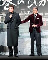 　あいさつする眞栄田郷敦（左）を前に出す舘ひろし（撮影・持木克友）