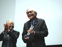 　トロフィーを受け取って笑顔を見せる山田洋次監督（中央）