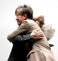 　山田洋次監督をハグする木村拓哉